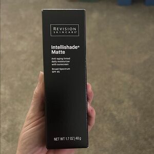 Revision Skincare Intellishade Matte Moisturizer - Black